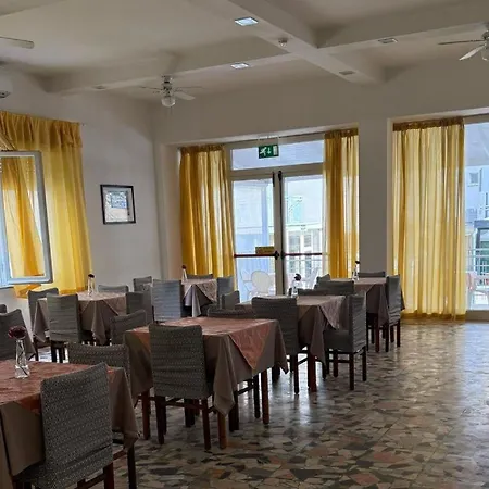 Nives Rimini Szálloda Rivazzurra Di Rimini