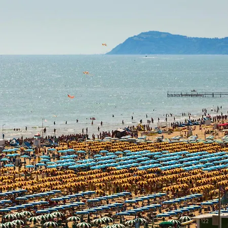 호텔 Nives Rimini 3*