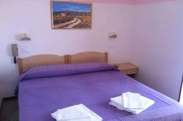 Nives Rimini מלון 3*